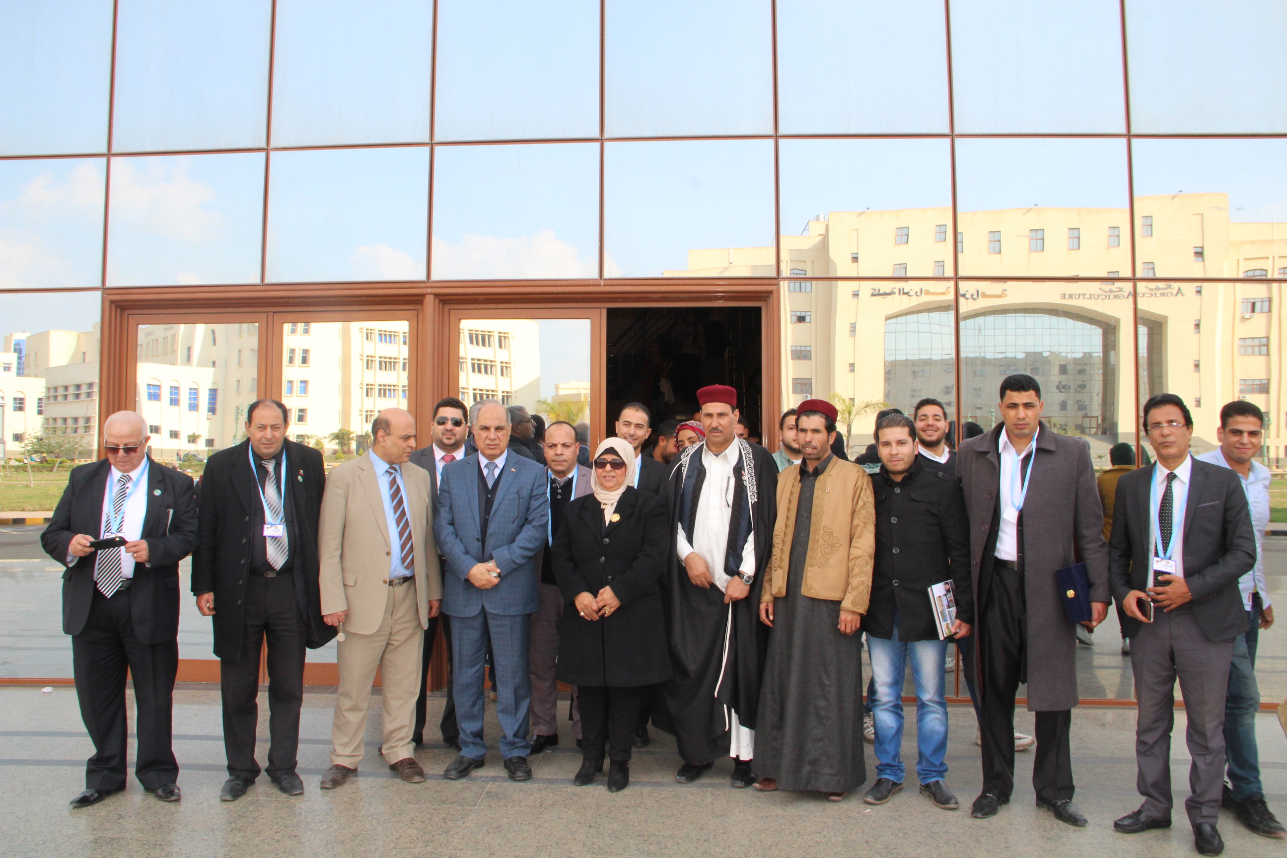 6- صورة جماعية مع رئيس جامعة كفر الشيخ وشقيقية زويل