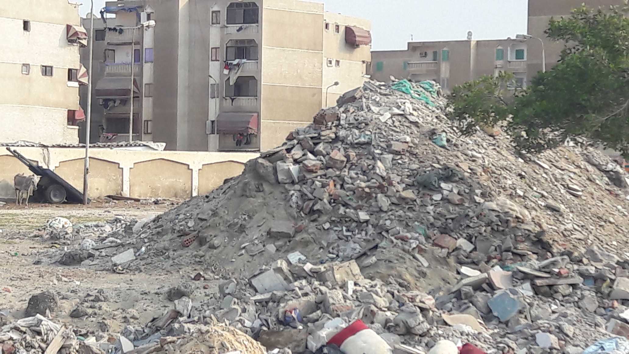 انتشار مخلفات البناء ومقالب القمامة بالطريق العام (2)