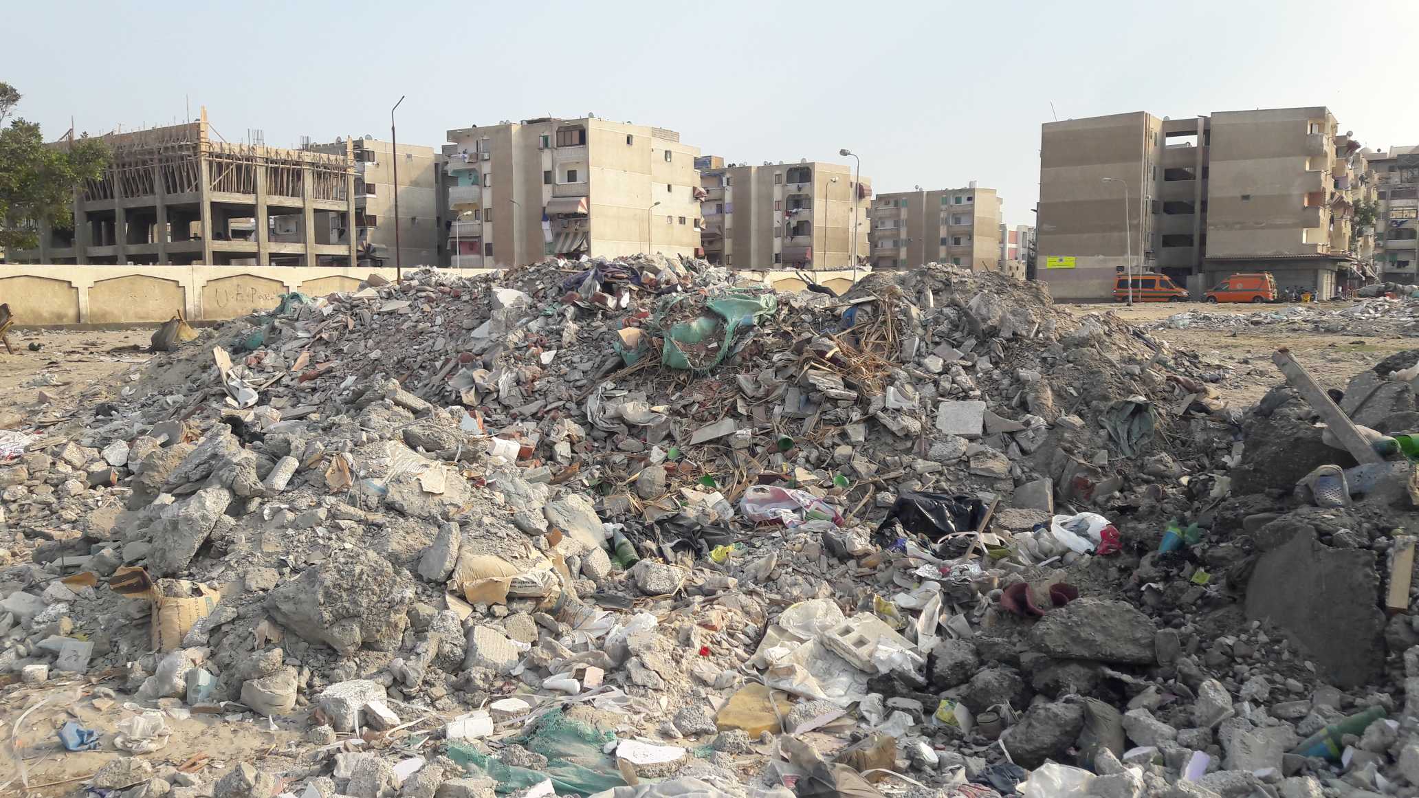 انتشار مخلفات البناء ومقالب القمامة بالطريق العام (8)