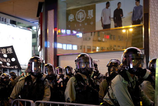 عناصر من الشرطة فى هونج كونج