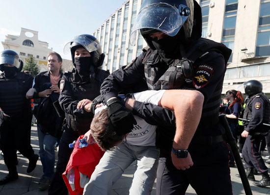 جانب من عنف الشرطة الروسية