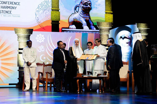 الرئيس السيريلانكي يمنح الشيخ د. محمد العيسي وسام الجمهورية الأعلى لجهوده في تعزيز السلام بين أتباع الأديان