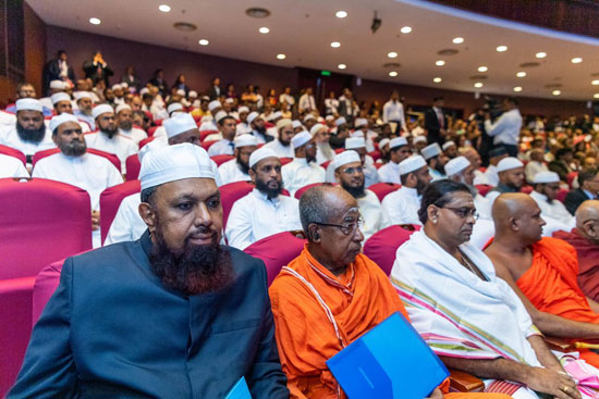 حضور كبير للعلماء وطلبة العلم من المسلمين