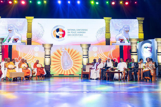 الرئيس السيريلانكي وبجواره الشيخ د. محمد العيسي.. والقيادات الدينية فى منصة الجلسة الافتتاحية للقمة.