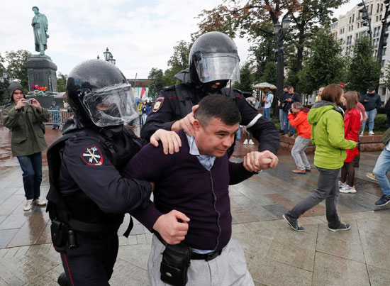 تعنيف الشرطة لأحد المتظاهرين