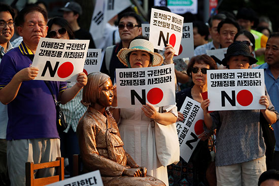 الكورييون الجنوبيون المشاركون فى التظاهرات
