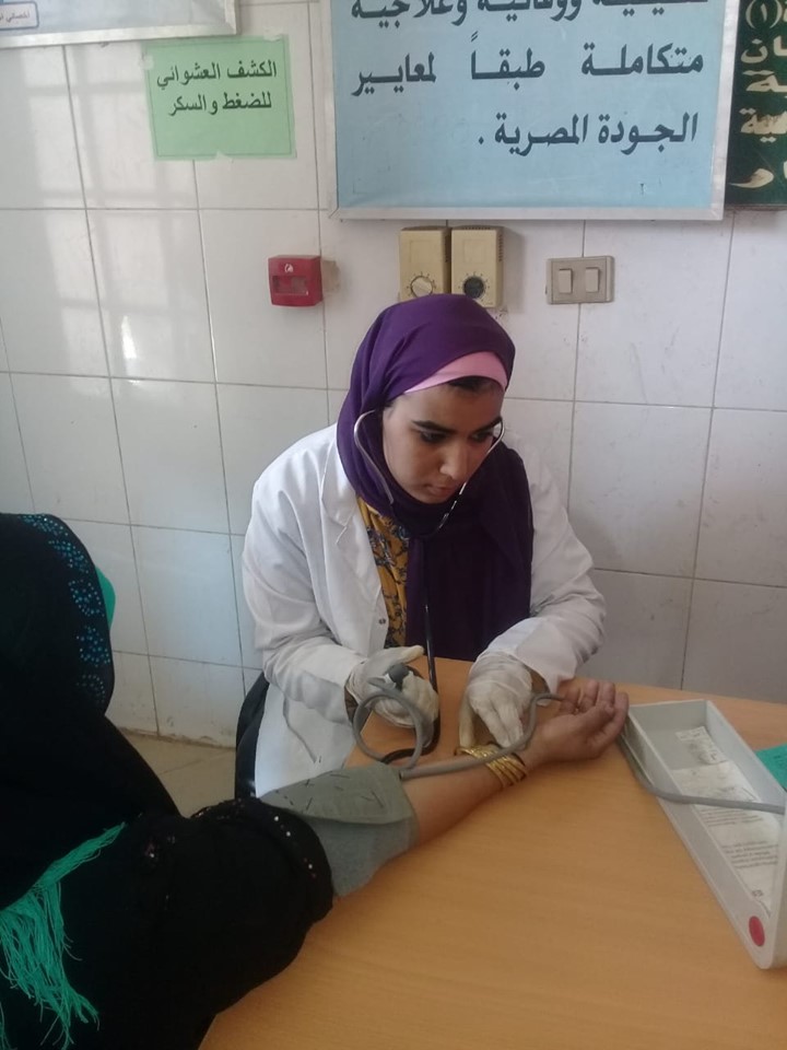 الكشف على المواطنين بمبادرة حياة كريمة بسوهاج (4)