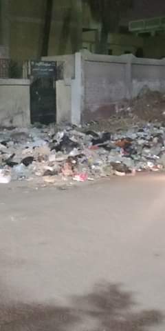 القمامة تحاصر مدرسة الرافعي بشبرا الخيمة (3)