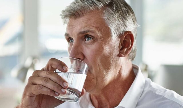 أهمية شرب الماء لكبار السن