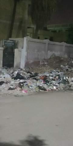 القمامة تحاصر مدرسة الرافعي بشبرا الخيمة (1)