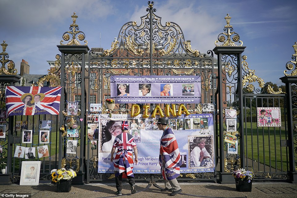 البريطانيون أمام قصر الأميرة ديانا (5)