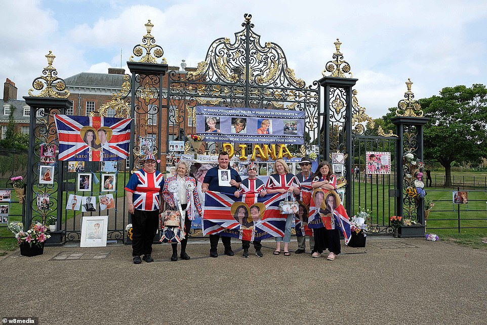 البريطانيون أمام قصر الأميرة ديانا (7)