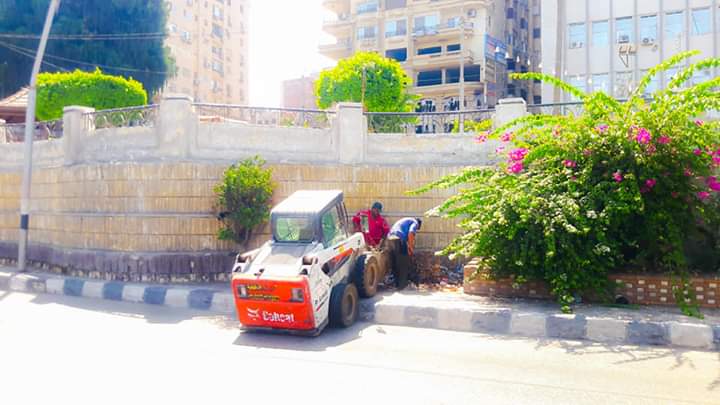 جانب من أعمال النظافة ورفع الكفاءة بكورنيش النيل بالمنصورة (7)