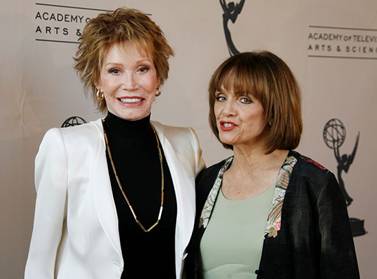 فاليرى هاربر مع ماري تايلر فى حفل مرور 60 عاما على انشاء التلفزيون عام 2010