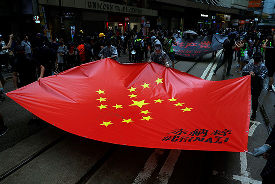 متظاهرون يحملون علم هونج مونج