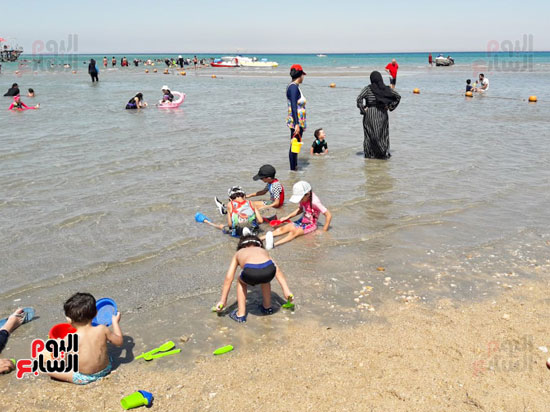 إقبال المصطافين على شواطئ العين السخنة اليوم السابع
