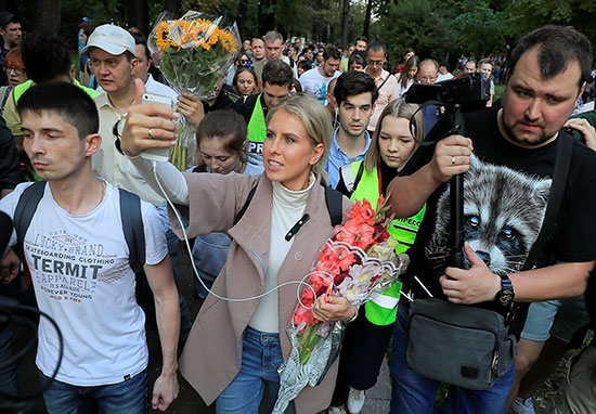 ورود وأزهار خلال مسيرة تطالب بانتخابات حرة