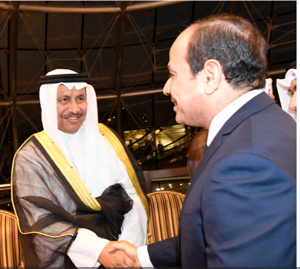رئيس الوزراء الكويتى يصافح الرئيس السيسى