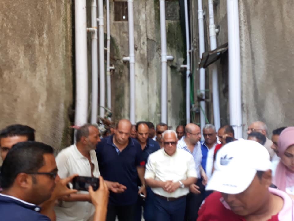 محافظ بورسعيد يتابع أعمال رفع كفاءة الصرف الصحى بفاطمة الزهراء (5)
