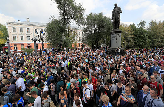 المئات فى وسط موسكو للمطالبة بانتخابات حرة