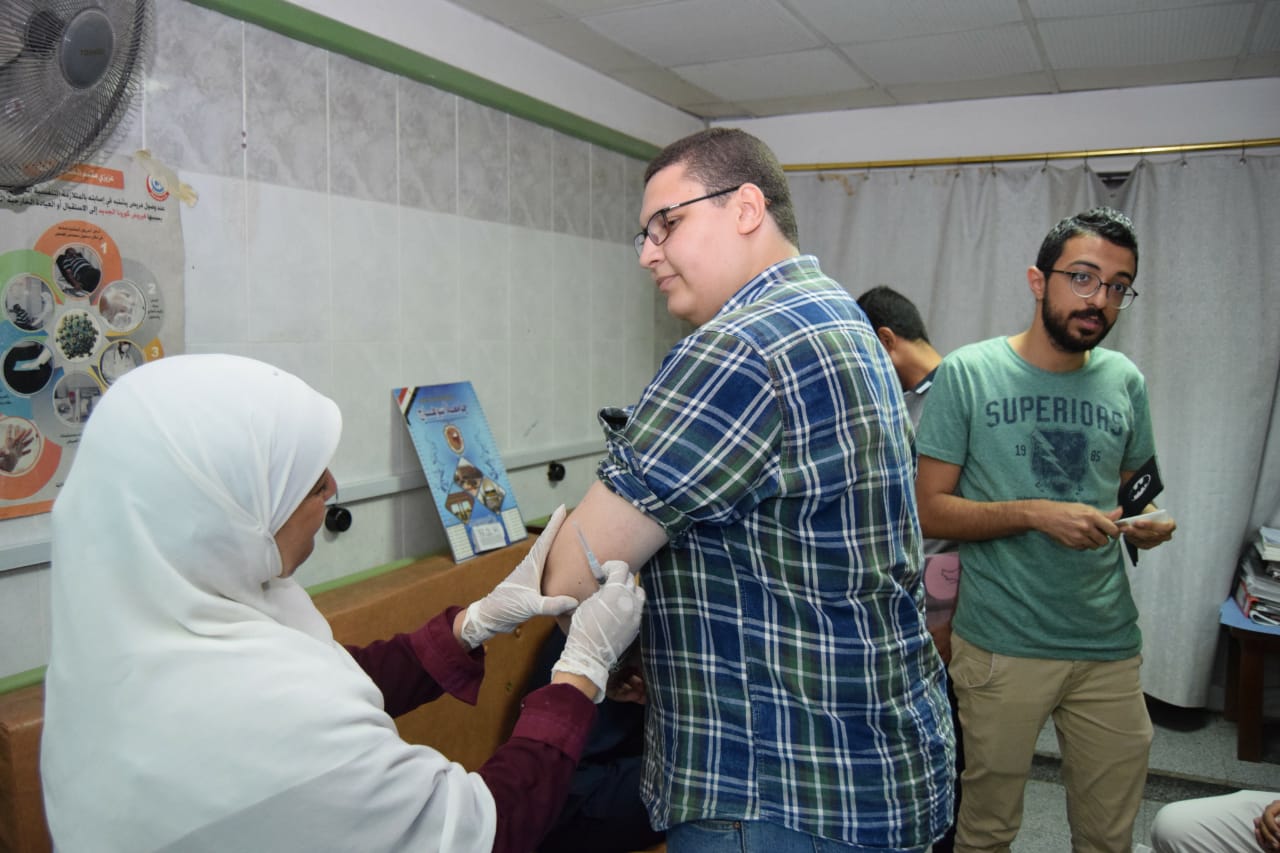 تطعيم الأطباء بمستشفى سوهاج الجامعى (1)