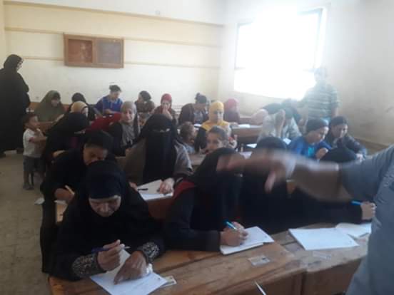 اختبارات محو الأمية بقافلة جامعة المنيا (6)