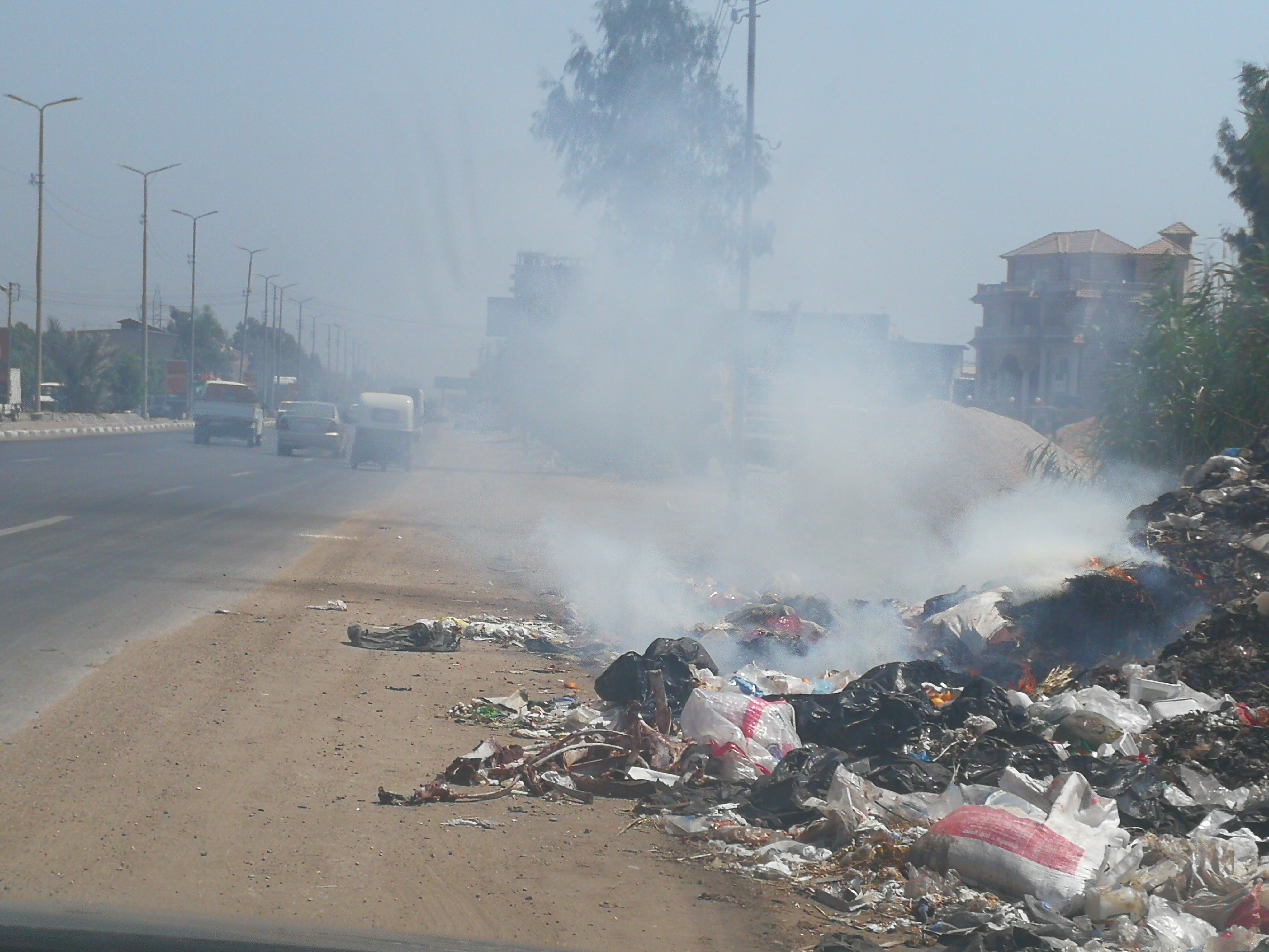 حرق القمامة والدخان يحاصر السيارات (3)