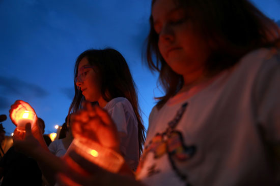 وقفة بالشموع تأبينا لضحايا حادث إطلاق النار فى تكساس  (9)