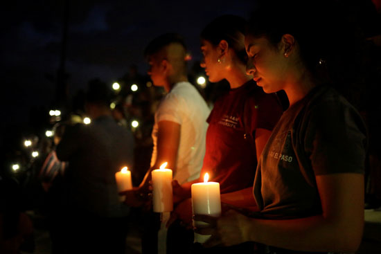 وقفة بالشموع تأبينا لضحايا حادث إطلاق النار فى تكساس  (5)