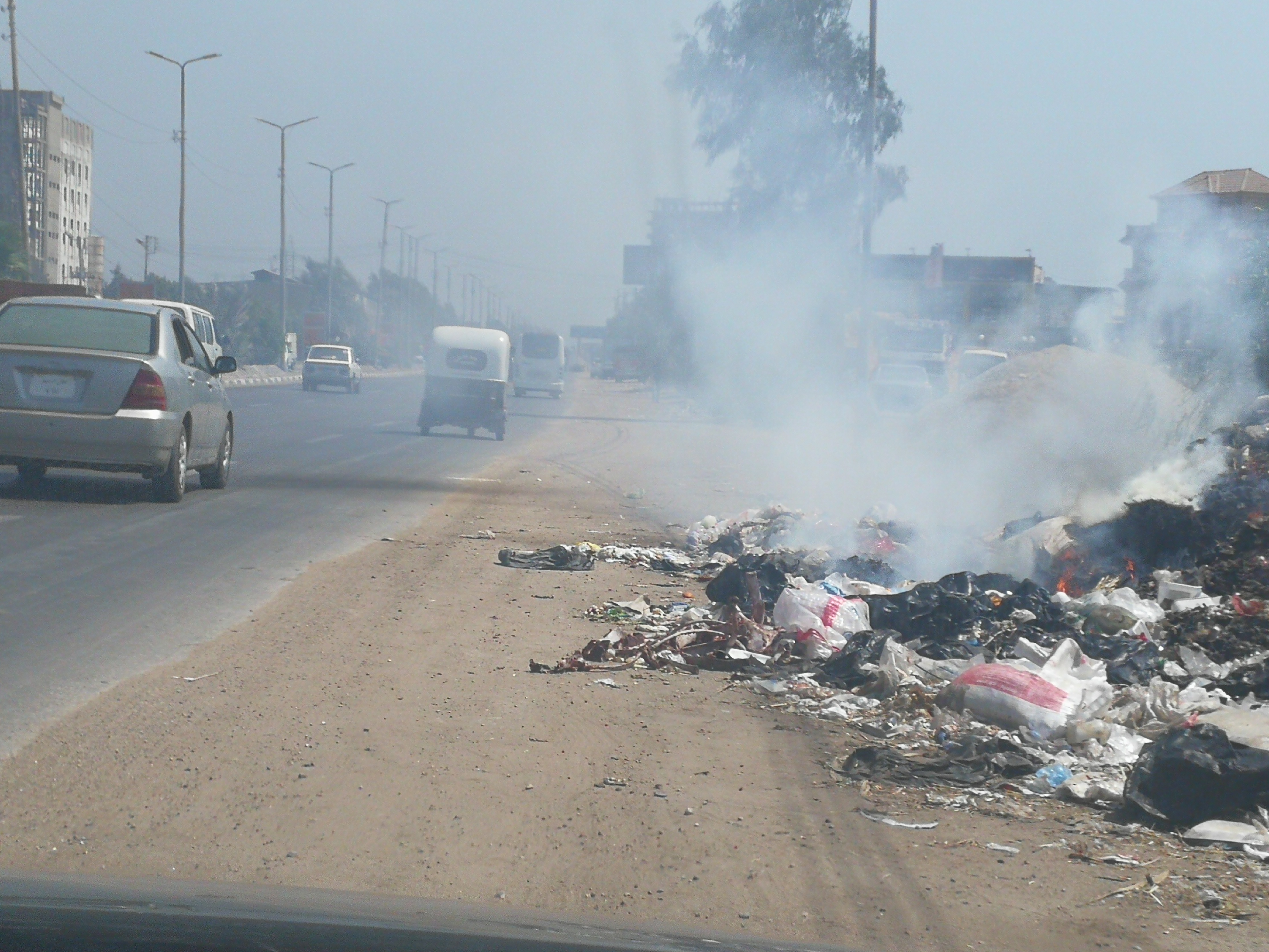 حرق القمامة والدخان يحاصر السيارات (1)