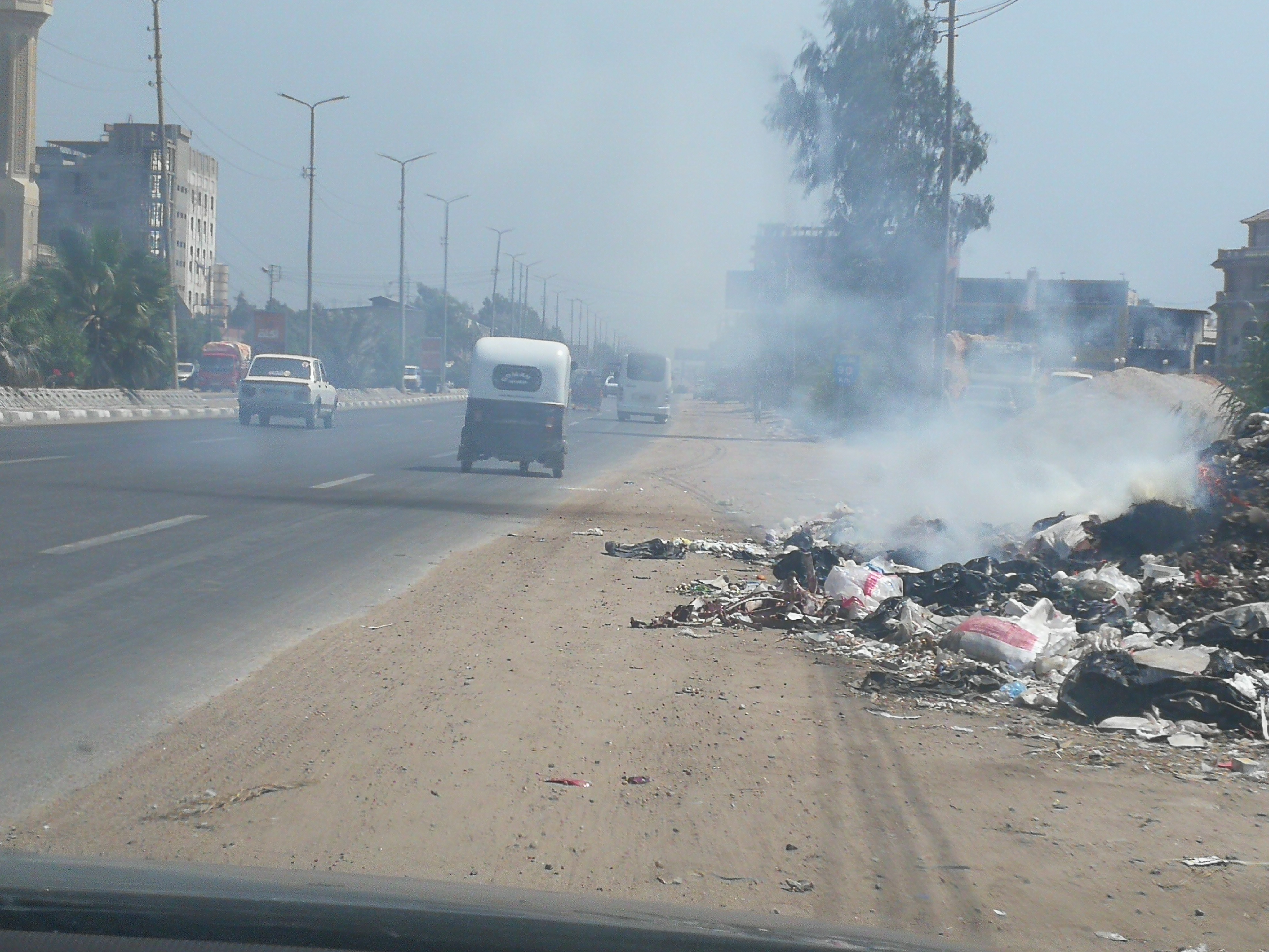 حرق القمامة والدخان يحاصر السيارات (7)