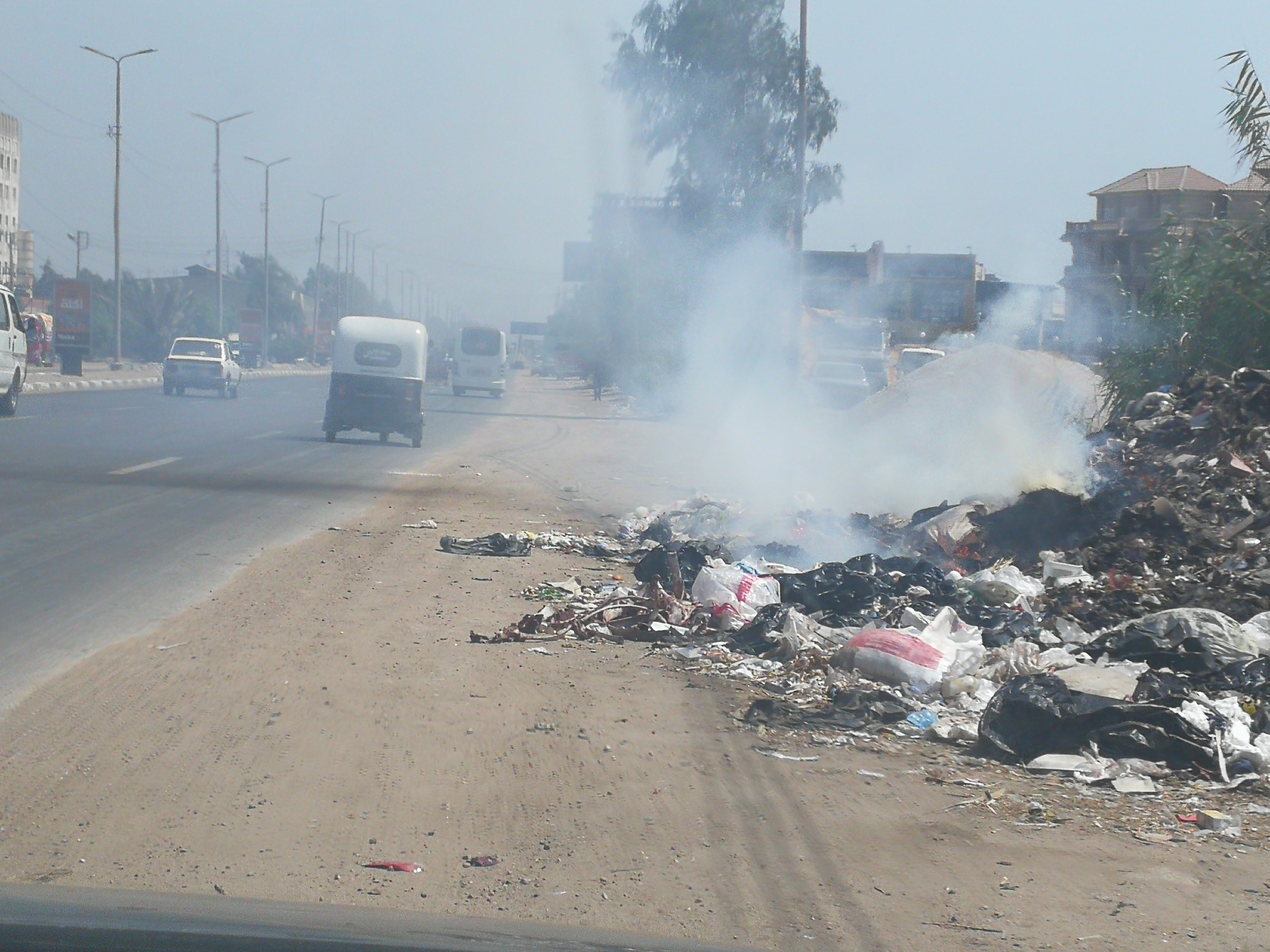 حرق القمامة والدخان يحاصر السيارات (8)