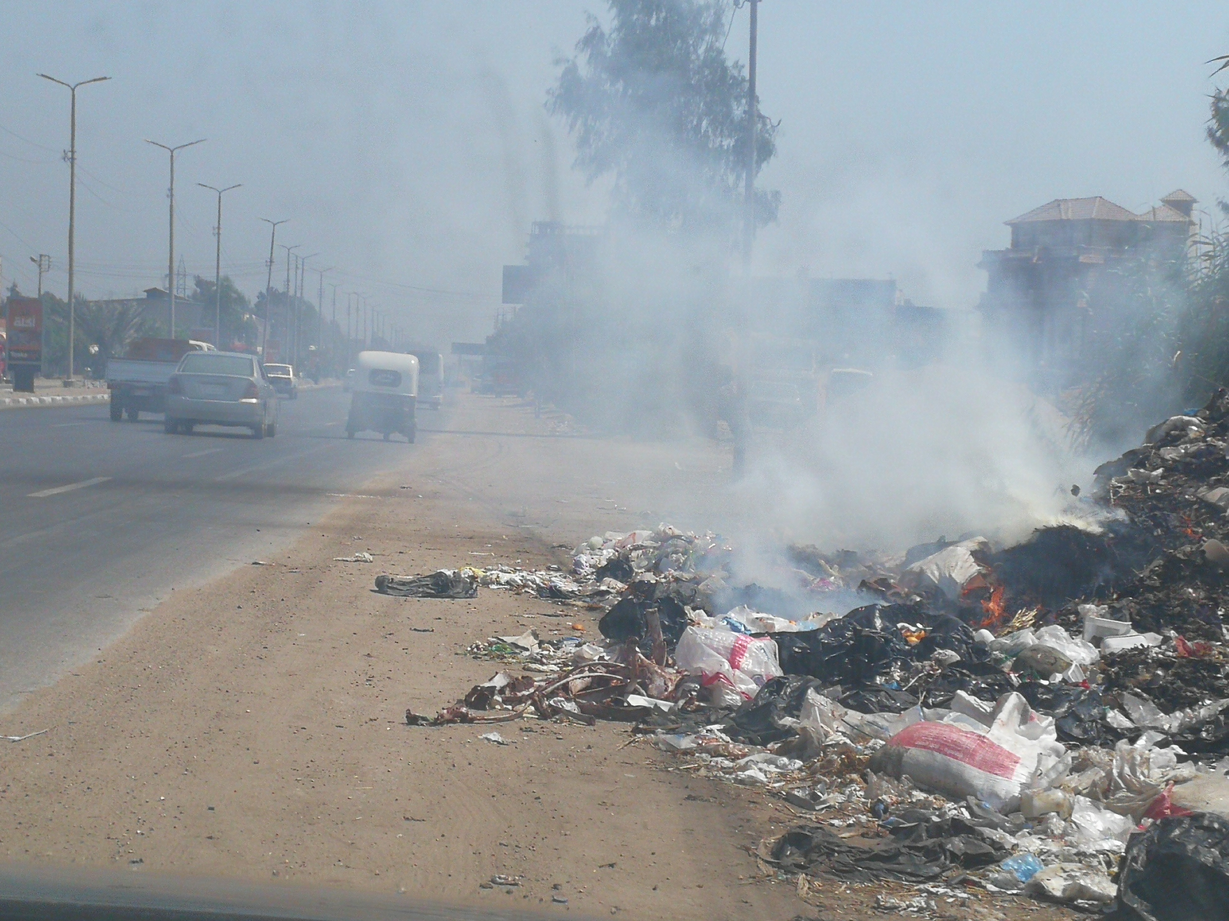 حرق القمامة والدخان يحاصر السيارات (2)