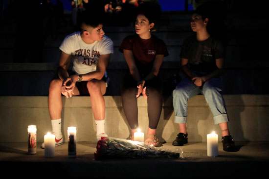 وقفة بالشموع تأبينا لضحايا حادث إطلاق النار فى تكساس  (4)
