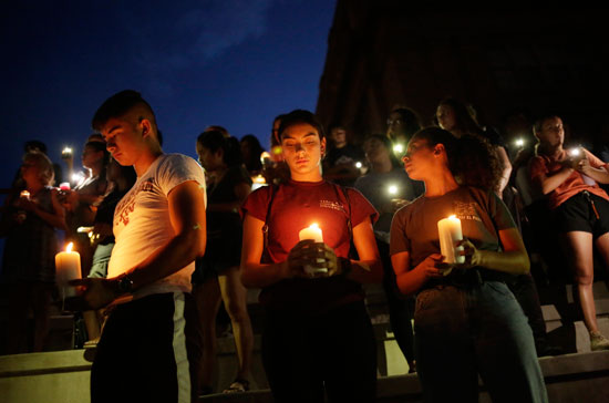 وقفة بالشموع تأبينا لضحايا حادث إطلاق النار فى تكساس  (6)
