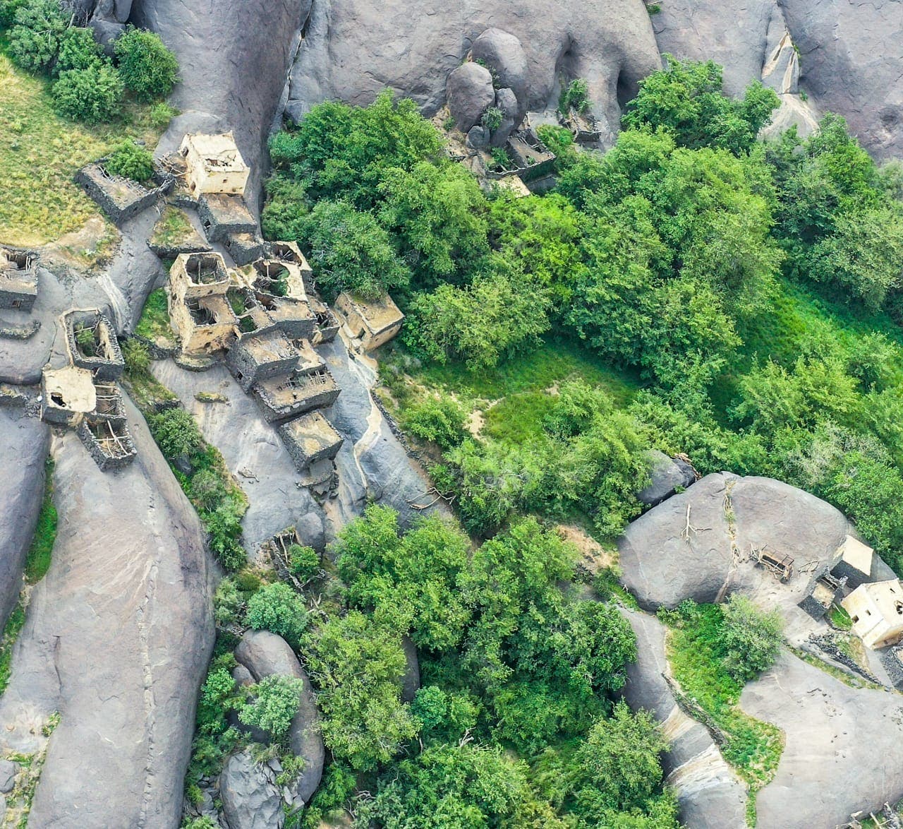 قرية تنام على الصخور في السعودية