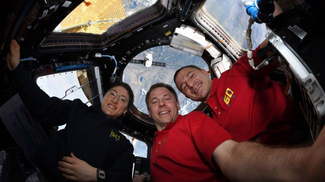 The ISS team received the Dragon vehicle