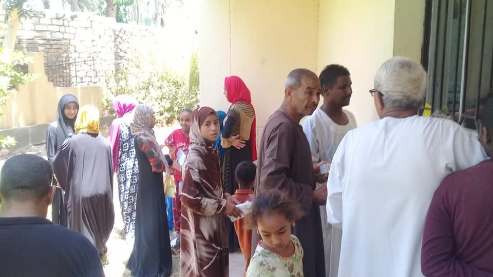 رئيس مدينة الطود تفقد قافلة طبية للصحة خلال فحصها 350 مواطن من أهالي قرية منشية النوبة  (5)