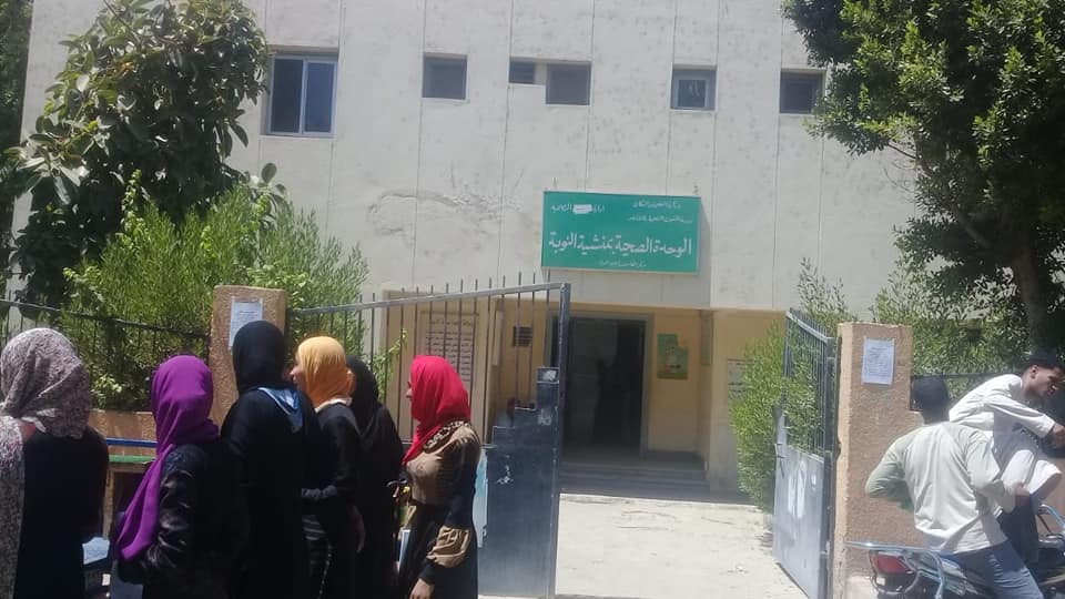 رئيس مدينة الطود تفقد قافلة طبية للصحة خلال فحصها 350 مواطن من أهالي قرية منشية النوبة  (3)