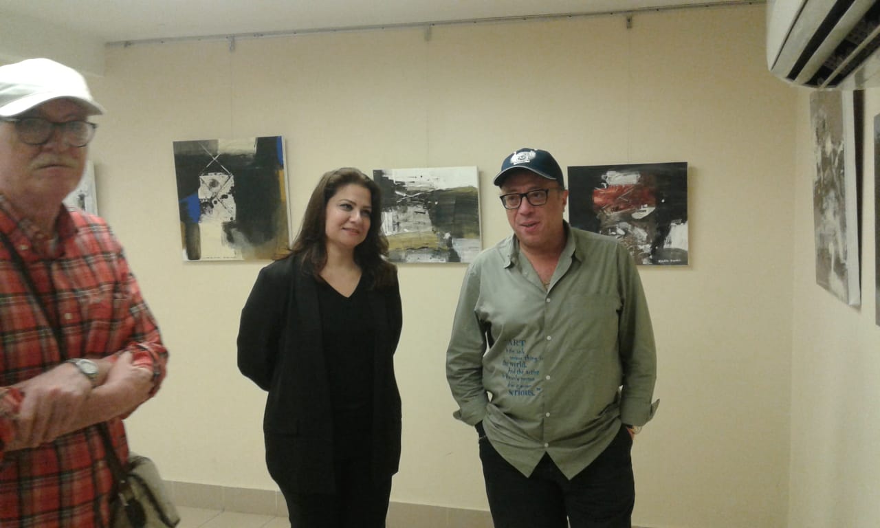 الدكتور أشرف رضا يتفقد معرض الفنانة العراقية رنا سامى سلطان (2)