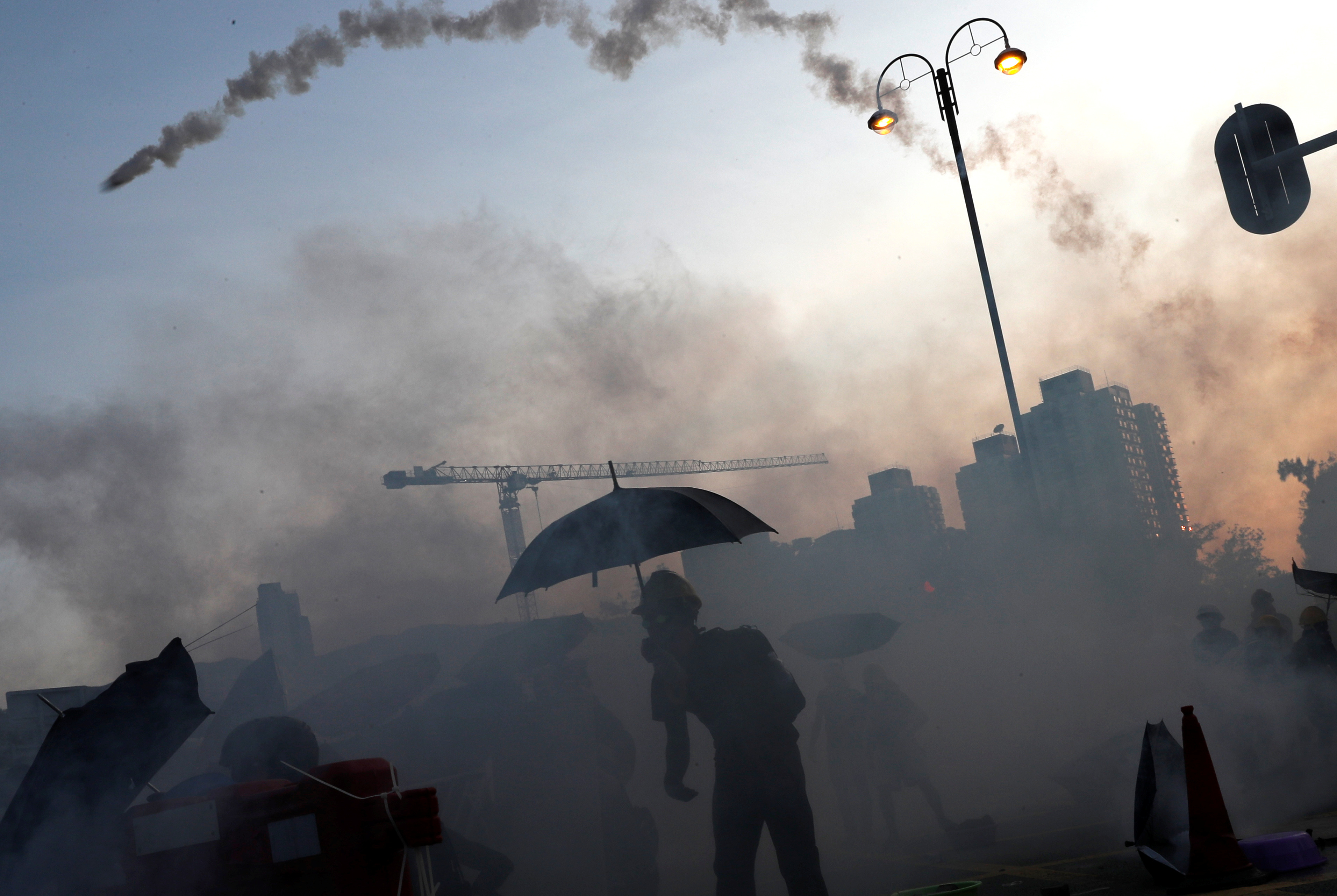 شرطة هونج كونج تطلق الغاز المسيل للدموع على محتجين  (1)