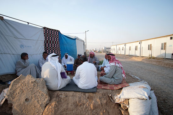 51053-رجال-عراقيون-مهجرون-يجلسون-خارج-خيامهم-في-مخيم-حسن-شام-شرق-الموصل