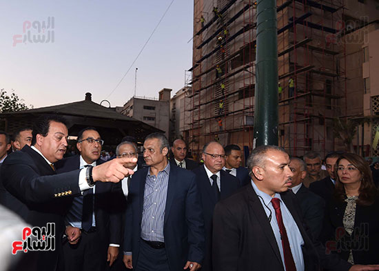 رئيس الوزراء يتفقد مبنى معهد الأورام ويزور مصابى الحادث الإرهابى (11)