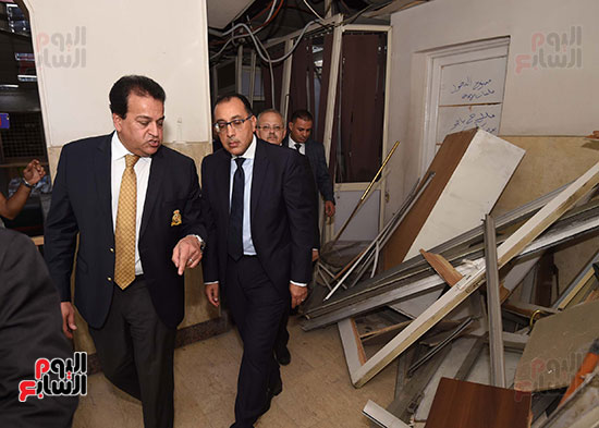 رئيس الوزراء يتفقد مبنى معهد الأورام ويزور مصابى الحادث الإرهابى (1)