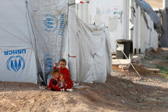 56739-أطفال-عراقيون-يجلسون-خيمة-في-مخيم-حسن-شام-شرق-الموصل-بعد-محاولتهم-العودة-إلى-ديارهم