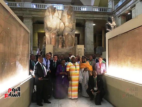 وفد-البرلمان-الأفريقي-يلتقطون-سيلفي-داخل-المتحف-المصري-(1)