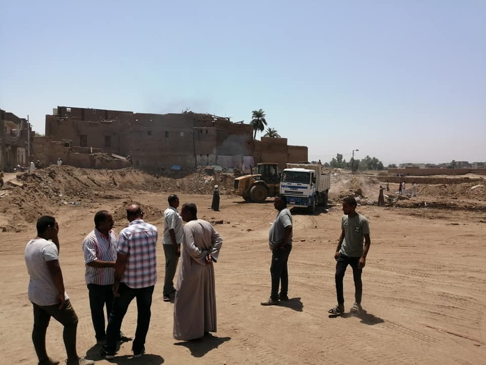 بدء رفع المخلفات وأنقاض منطقة نجع أبو عصبة لإستكمال إحياء طريق الكباش بالأقصر (3)