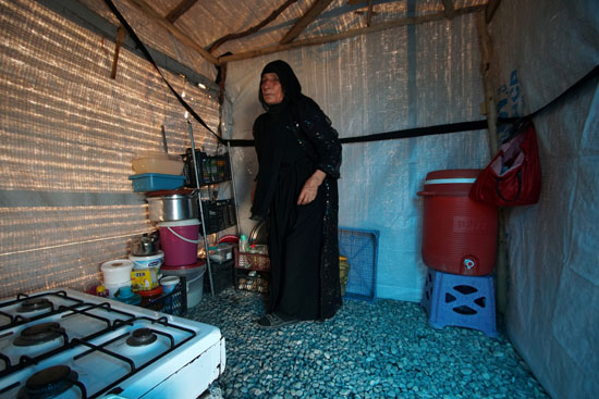 65780-امرأة-عراقية-نازحة-في-المطبخ-في-مخيم-حسن-شام-شرق-الموصل