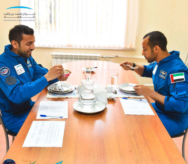 رائدى الفضاء الإماراتيين يتذوقون وجباتهم قبل رحلاتهم بعد 55 يوم  (4)