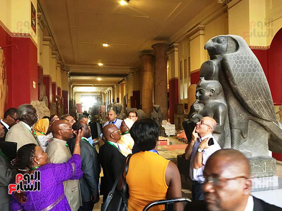 وفد-البرلمان-الأفريقي-يلتقطون-سيلفي-داخل-المتحف-المصري-(3)